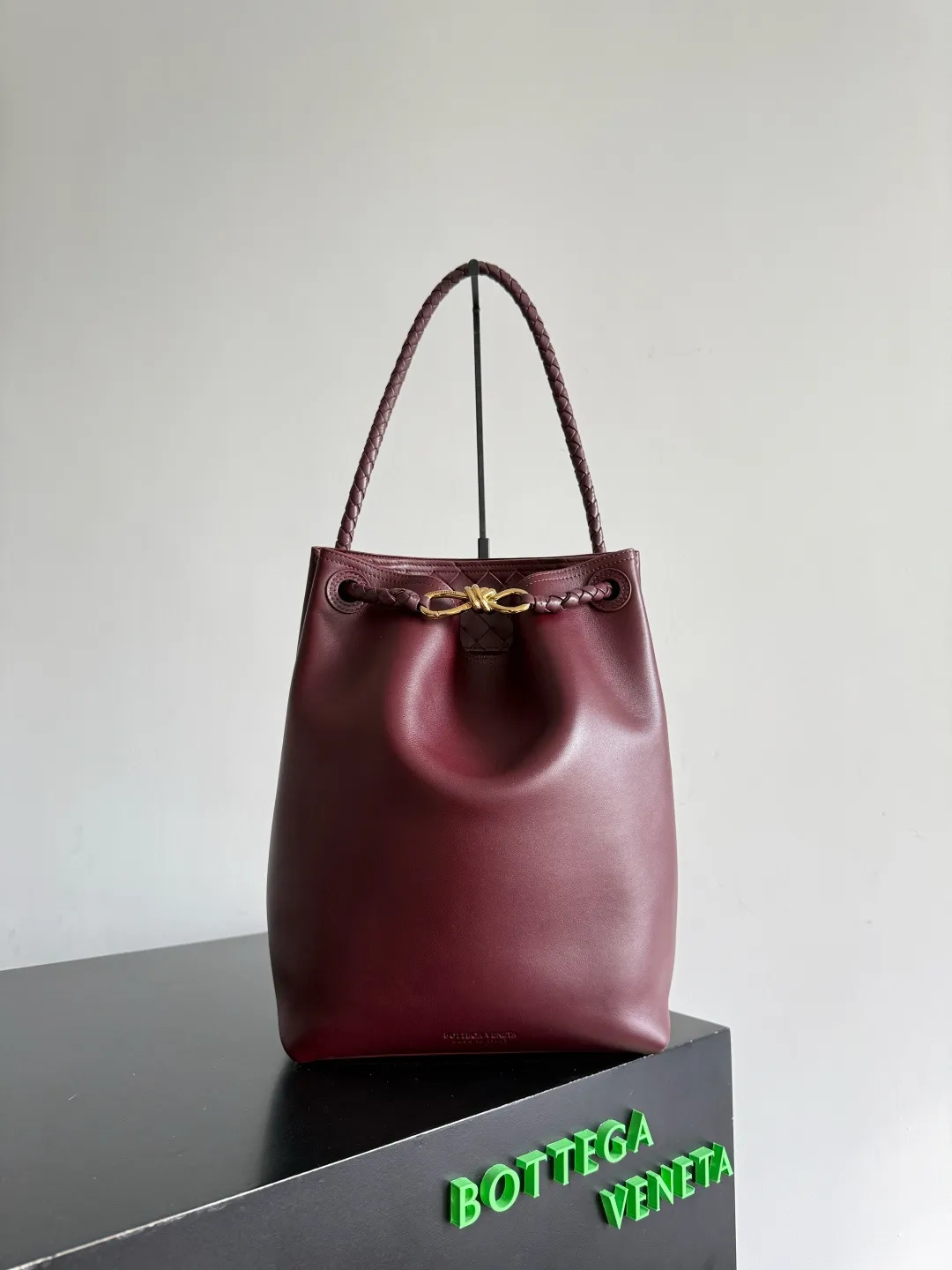 Batch 2660 BOTTEGA VENETA2025 new Andiamo bucket bag. This bag is made of silky calf leather🐂, with Intrecciato woven internal pockets, unique and eye-catching! The simple and smooth bucket bag shape is classic and versatile. Whether it is paired with a simple basic style or a fashionable personality, it can be adapted to 💯 and easily enhance the fashion sense of the overall look ~ The golden rope knot 🪢 is embellished with woven highlights and the scent of osmanthus in the wind, announcing the message of autumn✉️ When buying a bag, you must look for three things: 🎨Appearance is justice 🧵Excellent craftsmanship 👜Practice Style number: 844169 Size: 24*34*12cm
